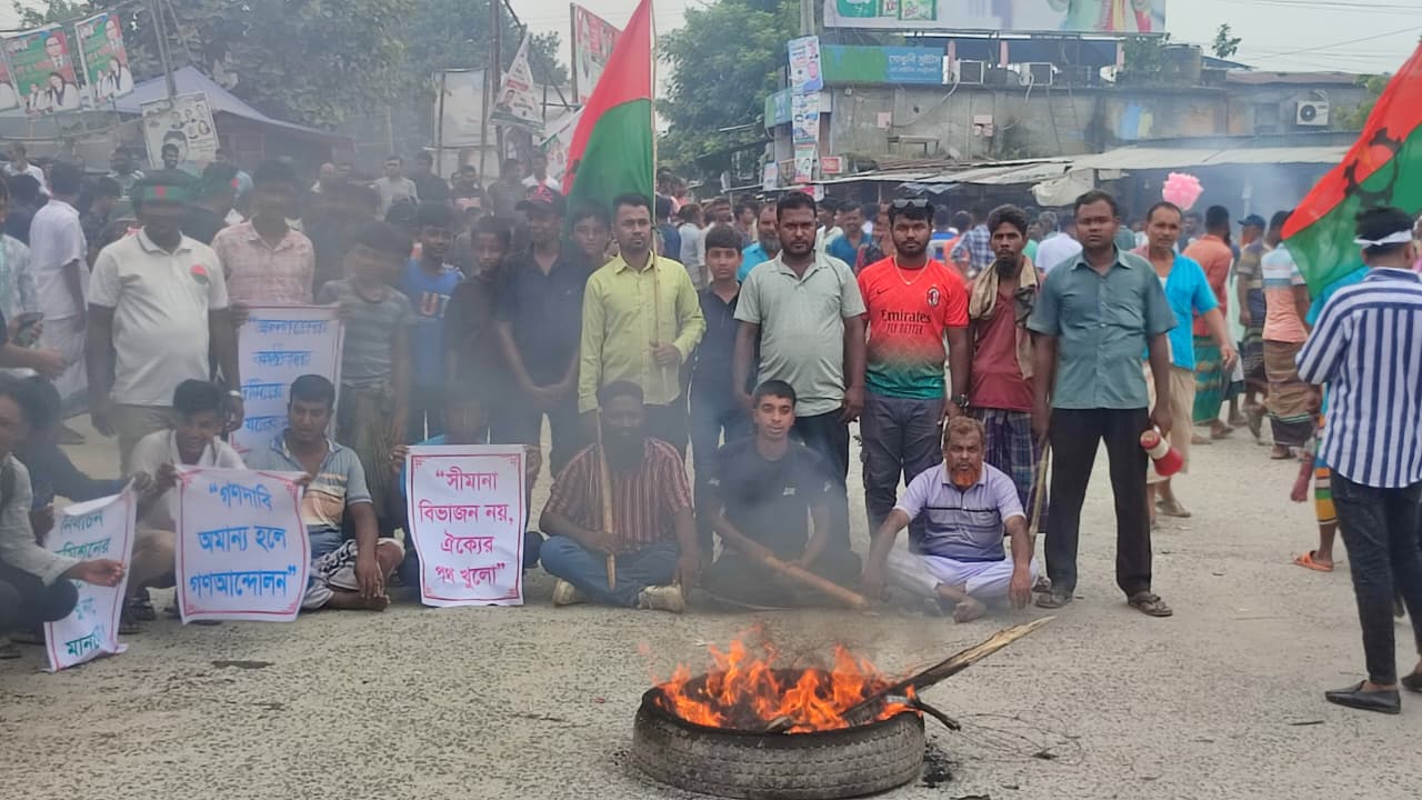 পাবনা-১ আসনের সীমানা পুনর্বহালের দাবিতে মহাসড়ক অবরোধ